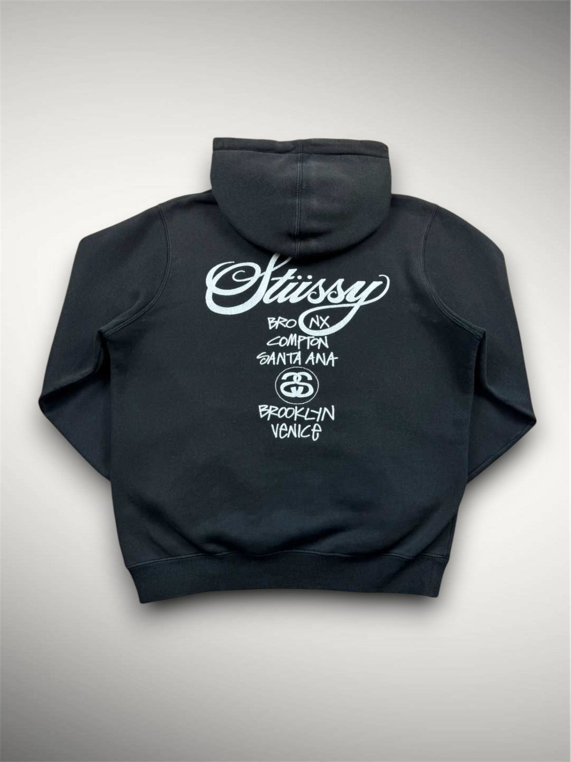 Stüssy Hoodie World Tour authentique occasion taille M - sweat à capuche streetwear DRIPPED
